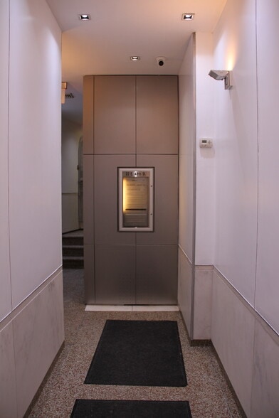 22 E 49th St, New York, NY for lease - Lobby - Image 2 of 3