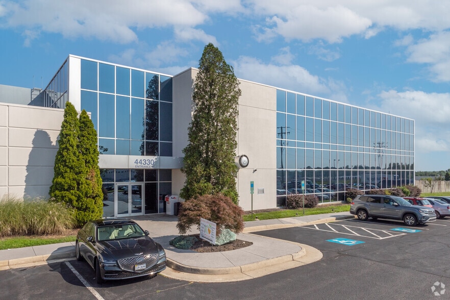 44330 Mercure Cir, Dulles Town Center, VA for lease - Building Photo - Image 2 of 9