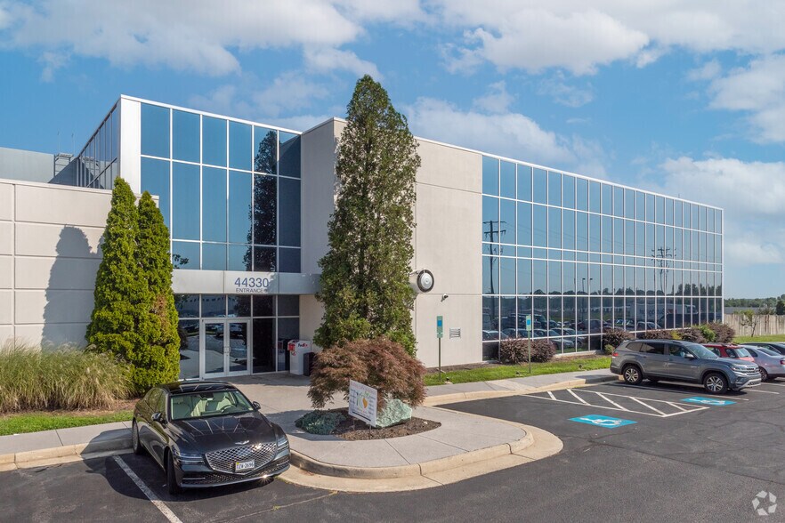 44330 Mercure Cir, Dulles Town Center, VA à louer - Photo du bâtiment - Image 2 de 9