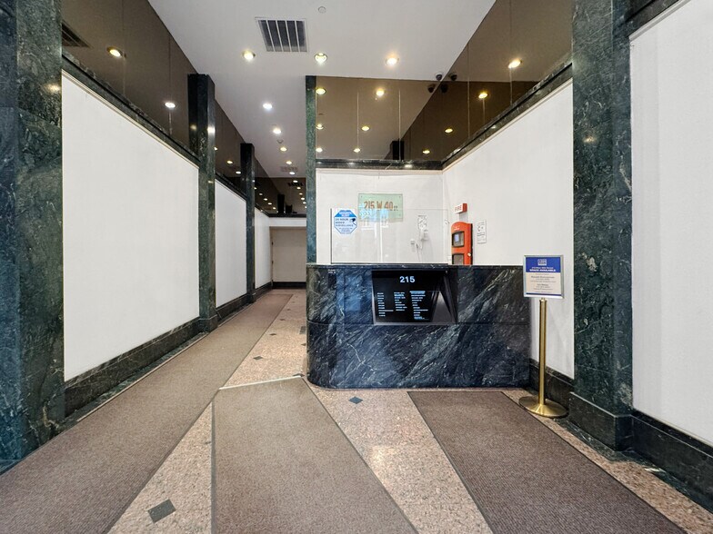215 W 40th St, New York, NY à louer - Hall d’entrée - Image 2 de 8