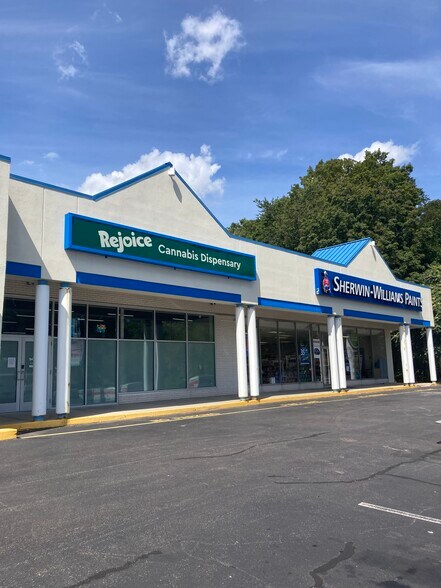 411-431 W Main St, Norwich, CT à louer - Photo du bâtiment - Image 3 de 6