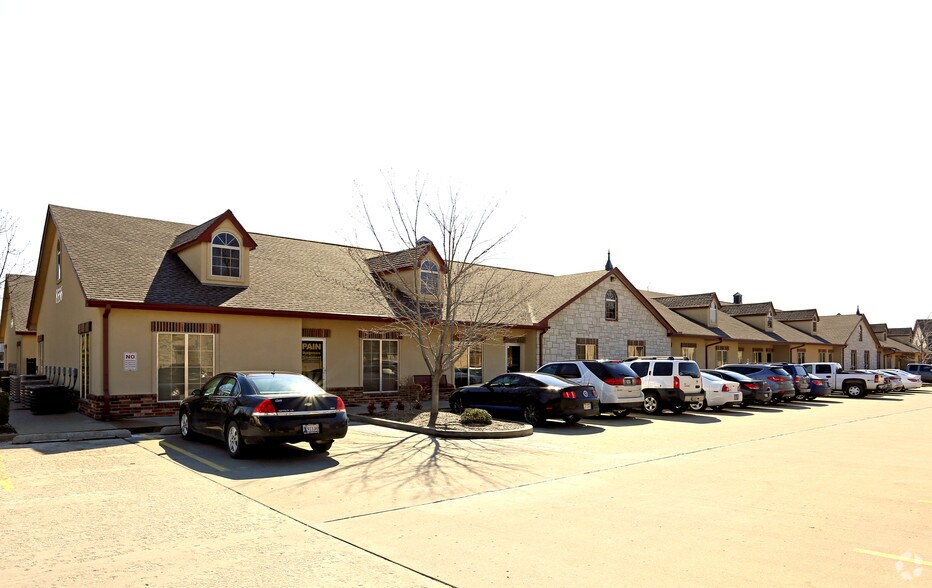 8556 E 101st St, Tulsa, OK à louer - Photo du bâtiment - Image 2 de 7
