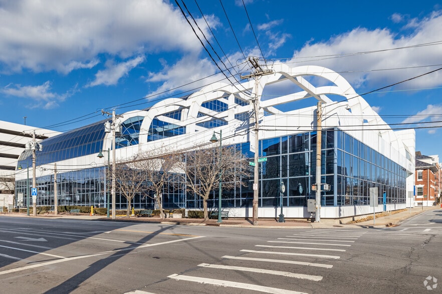 200 Old Country Rd, Mineola, NY for lease - Primary Photo - Image 1 of 16