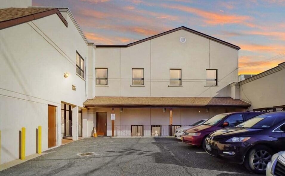 235 Dongan Hills Ave, Staten Island, NY à louer - Photo du bâtiment - Image 3 de 8