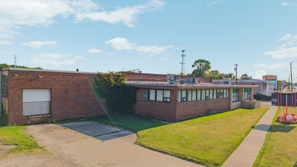 26051 Michigan Ave, Inkster, MI à louer - Photo du bâtiment - Image 2 de 76