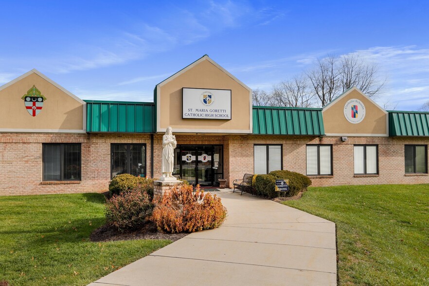 18614 Crestwood Dr, Hagerstown, MD for lease - Building Photo - Image 1 of 13