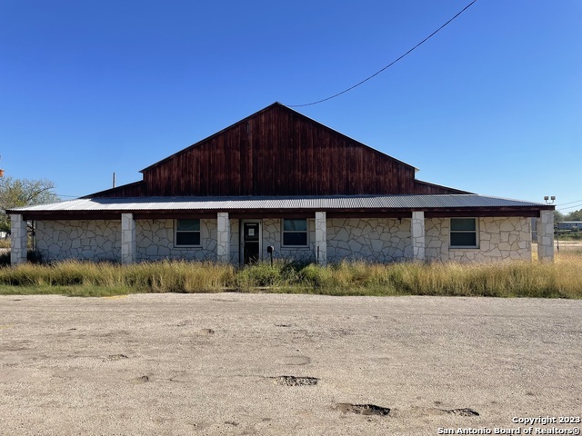 1500 Simmons Ave, Jourdanton, TX for sale - Primary Photo - Image 1 of 13