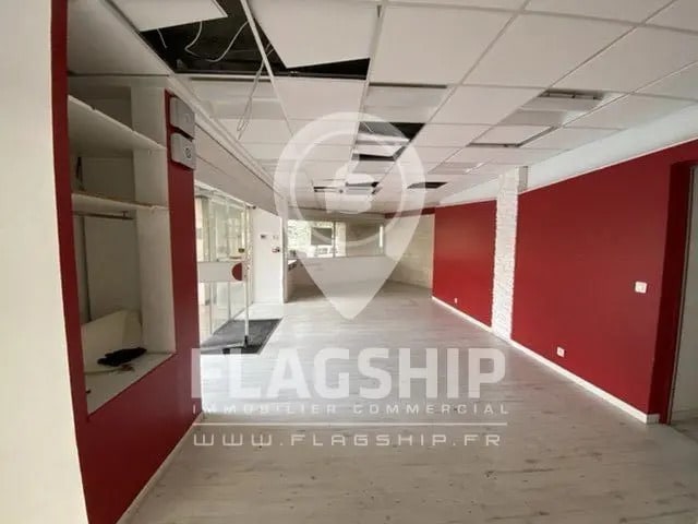 Retail in Suresnes for lease Interior Photo- Image 1 of 5