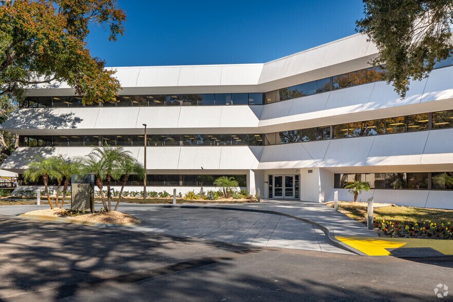 5130 Eisenhower Blvd, Tampa, FL à louer - Photo du bâtiment - Image 3 de 13