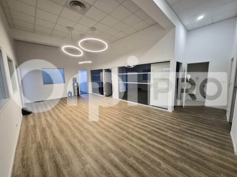 Office in Bétheny for lease - Interior Photo - Image 2 of 10