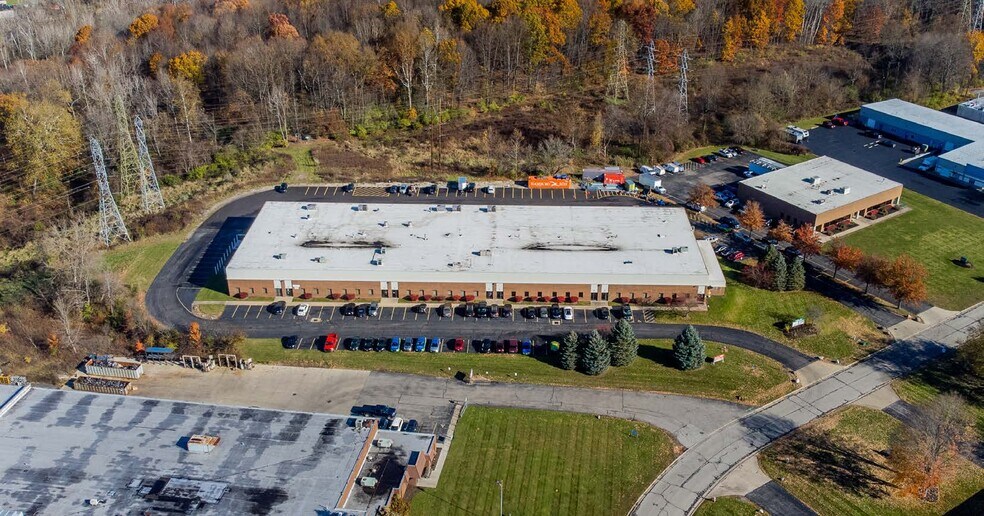 7700 Hub Pky, Valley View, OH à louer - Photo du bâtiment - Image 2 de 2