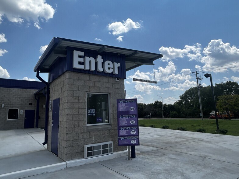 1212 S Webb Rd, Wichita, KS à vendre - Photo du bâtiment - Image 3 de 4