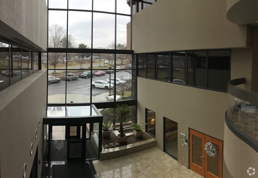 300 W Wilson Bridge Rd, Worthington, OH for lease - Lobby - Image 3 of 8