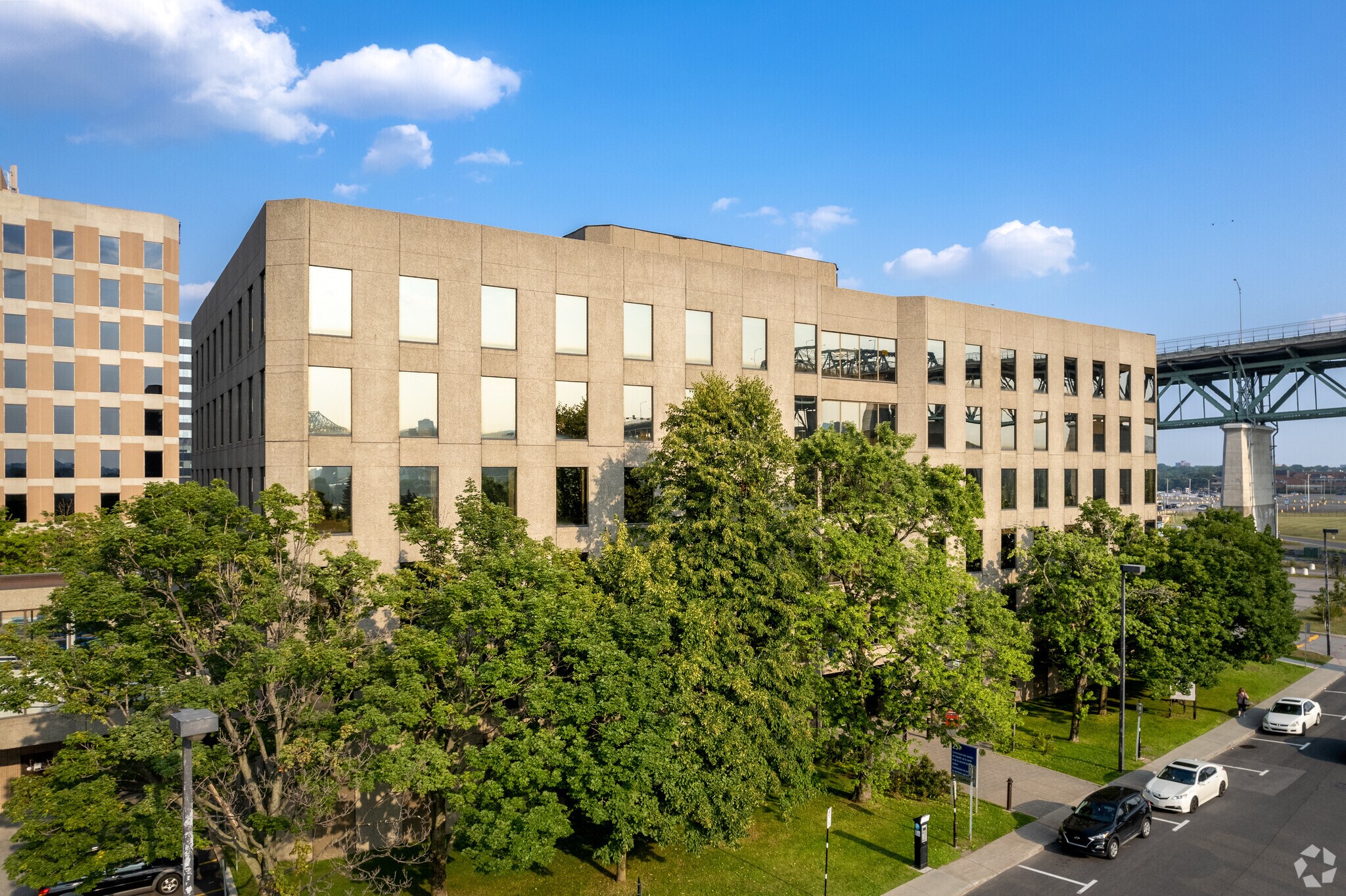 25 Boul La Fayette, Longueuil, QC for lease Primary Photo- Image 1 of 7