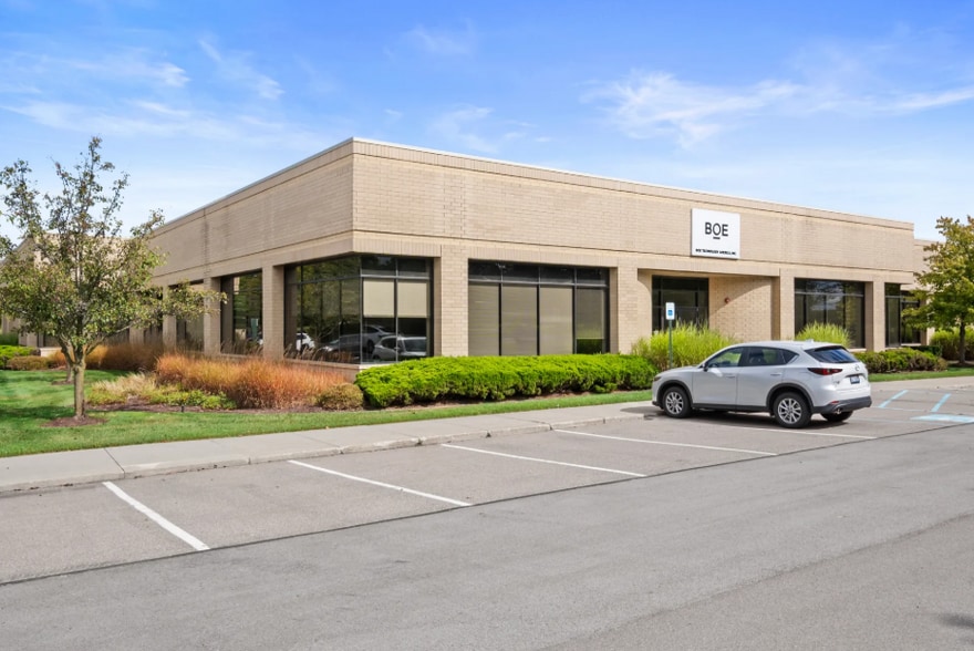 39625 Lewis Dr, Novi, MI à louer - Photo du bâtiment - Image 2 de 14