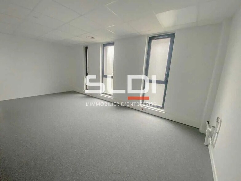 Office in Villeurbanne for lease - Interior Photo - Image 2 of 7