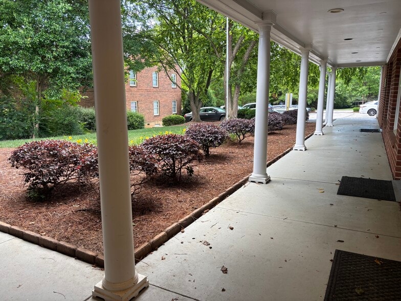 3809 Forrestgate Dr, Winston-Salem, NC à louer - Photo du bâtiment - Image 2 de 12
