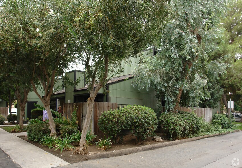 2112 24th St, Bakersfield, CA à louer - Photo du bâtiment - Image 2 de 3