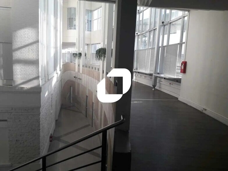 Bureau dans Ivry-sur-Seine à louer - Photo du bâtiment - Image 3 de 8