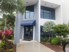 7670 Okeechobee Blvd, West Palm Beach, FL for lease Interior Photo- Image 2 of 17