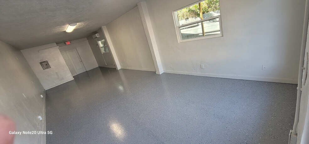 2400 25th St N, Saint Petersburg, FL à louer - Photo du bâtiment - Image 2 de 21