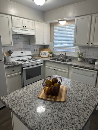 Plus de détails pour 1101 E Main St, League City, TX - Multi-résidentiel à vendre