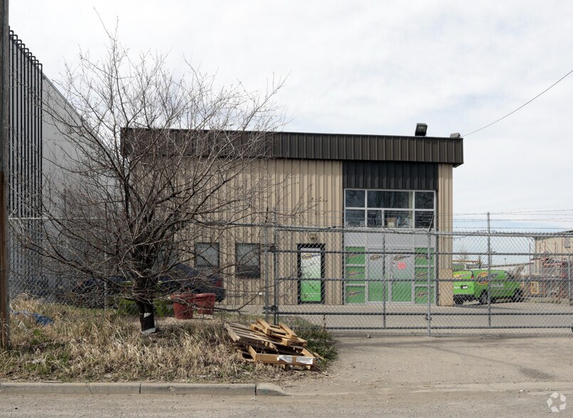 4805 32nd St SE, Calgary, AB à vendre - Photo du bâtiment - Image 3 de 3
