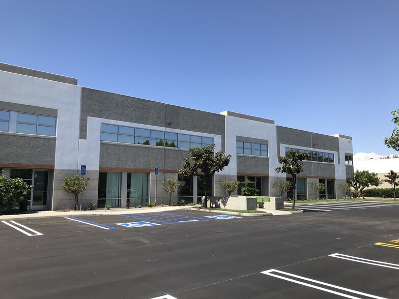 201 Bernoulli Cir, Oxnard, CA à louer - Photo du bâtiment - Image 3 de 8