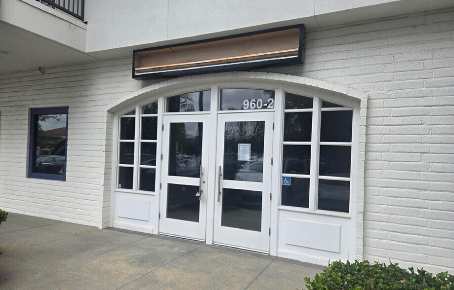 960 S Westlake Blvd, Westlake Village, CA à louer - Photo du bâtiment - Image 3 de 7