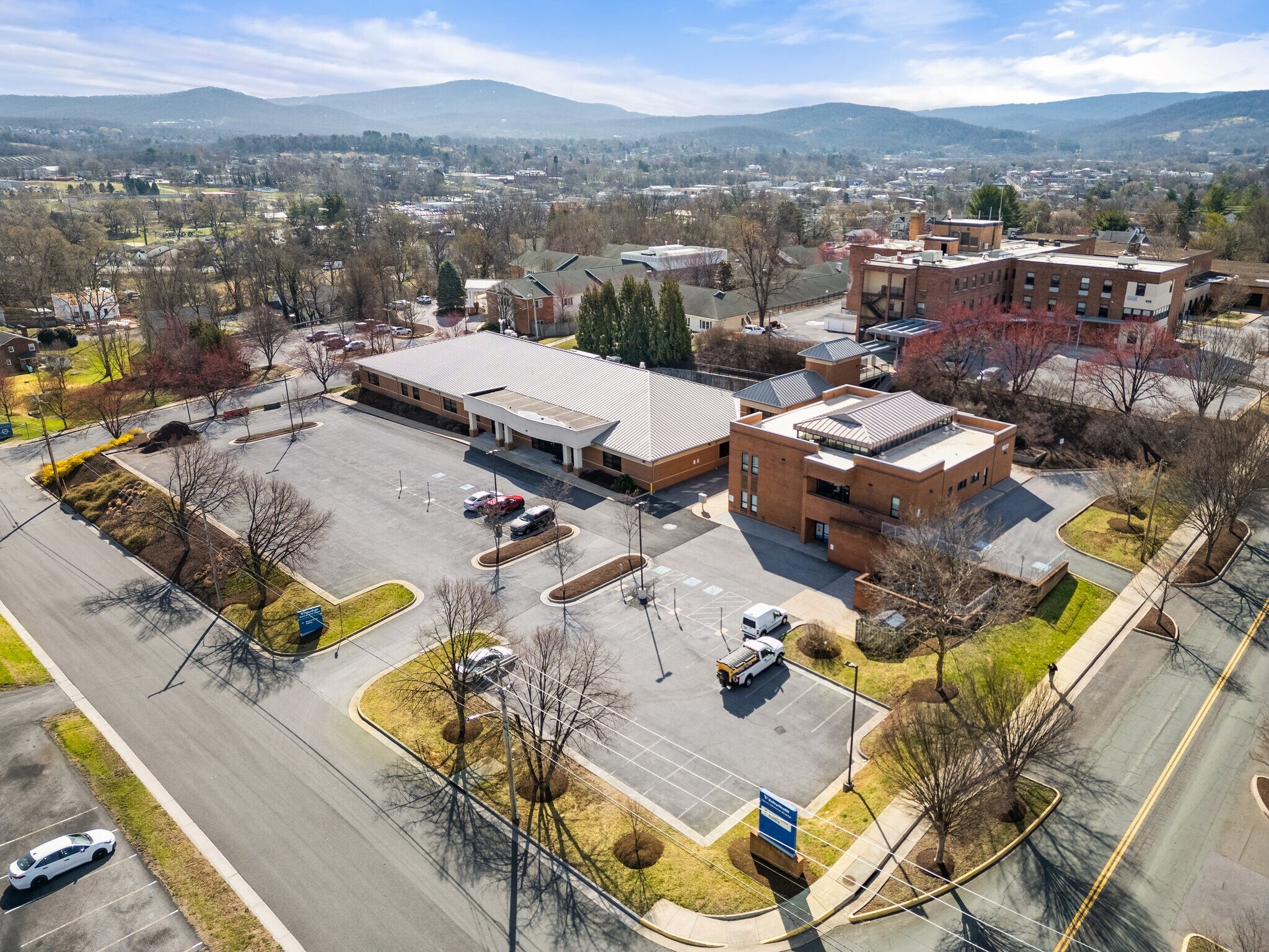 1077 N Shenandoah Ave, Front Royal, VA à louer Photo principale- Image 1 de 5