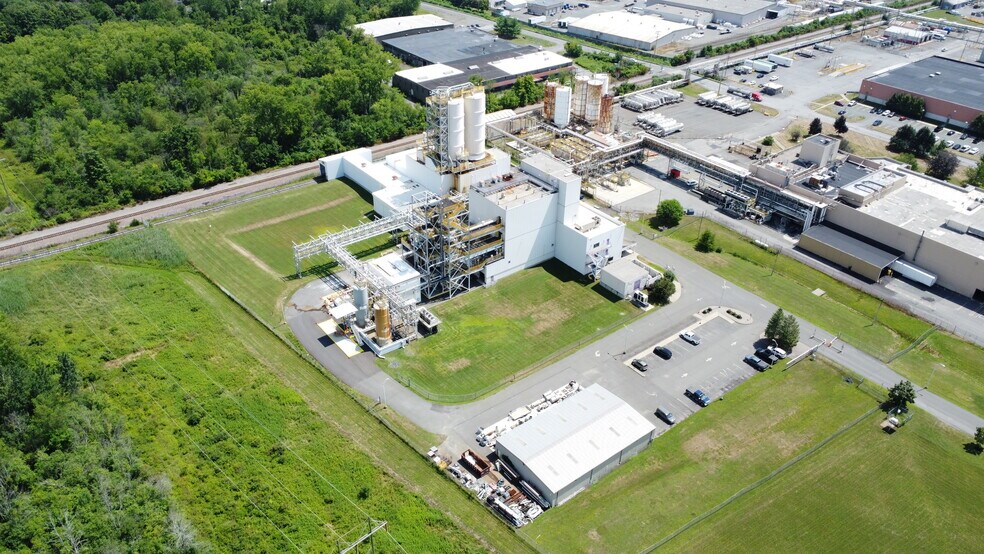 7 Schoolhouse Ln, Waterford, NY à vendre - Photo du bâtiment - Image 3 de 15