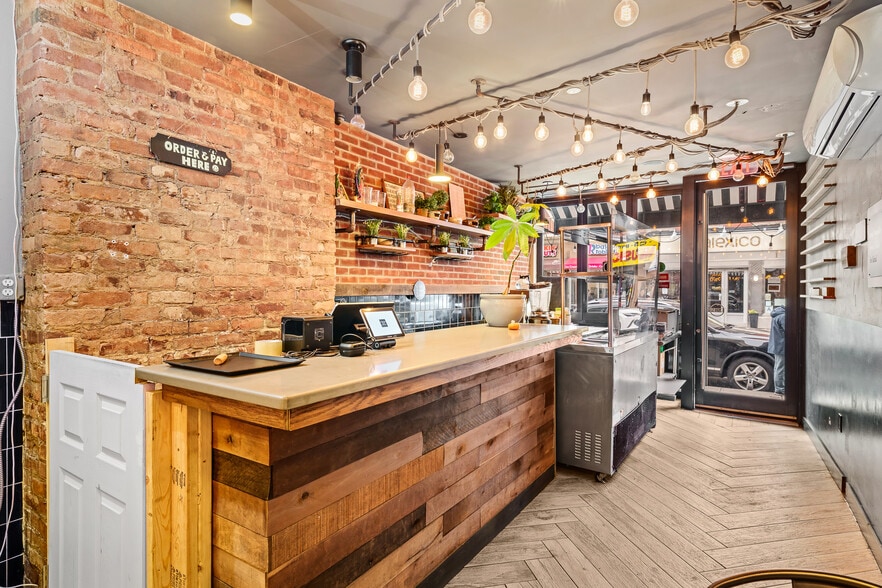 646 Manhattan Ave, Brooklyn, NY for lease - Building Photo - Image 1 of 3