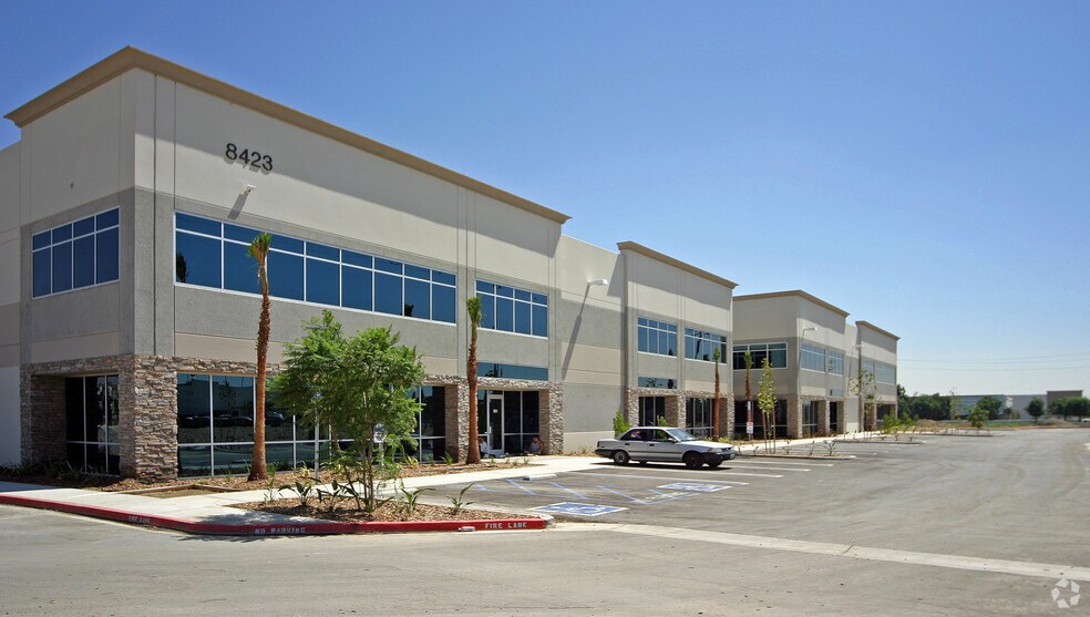 8423 Rochester Ave, Rancho Cucamonga, CA à louer - Photo du bâtiment - Image 2 de 8
