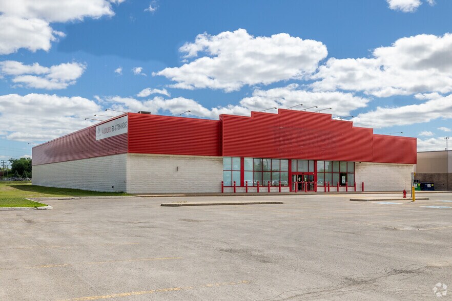 1000 Hwy Chomedey, Laval, QC à louer - Photo du bâtiment - Image 2 de 3