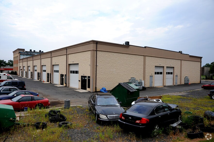 10065-10067 Sandmeyer Ln, Philadelphia, PA à louer - Photo du bâtiment - Image 2 de 11