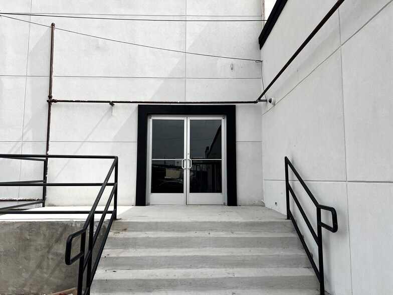 11616 Harry Hines Blvd, Dallas, TX à louer - Photo du bâtiment - Image 2 de 10