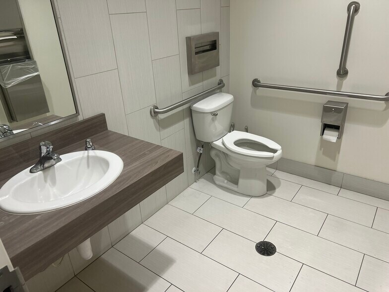 870 W Robinson Dr, North Salt Lake, UT à louer - Photo du bâtiment - Image 3 de 13