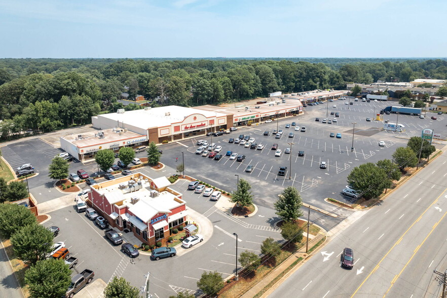 4610-4628 W Market St, Greensboro, NC for sale - Building Photo - Image 2 of 2