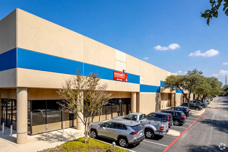 6001-6035 Randolph Blvd, San Antonio, TX for lease - Building Photo - Image 2 of 8