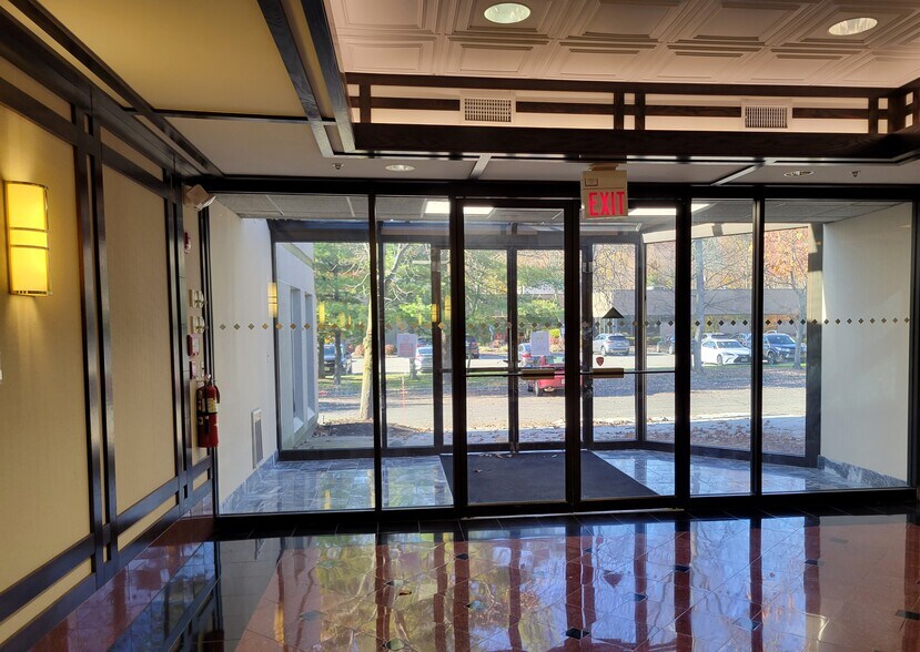 7 E Frederick Pl, Cedar Knolls, NJ à louer - Hall d’entrée - Image 2 de 9