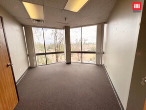 23734 Valencia Blvd, Valencia, CA à louer Photo intérieure- Image 2 de 4