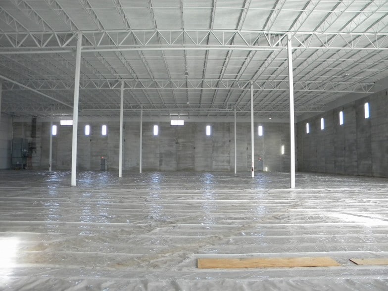 222 W Broadway Ave, Hillsdale, IN for sale - Interior Photo - Image 3 of 9