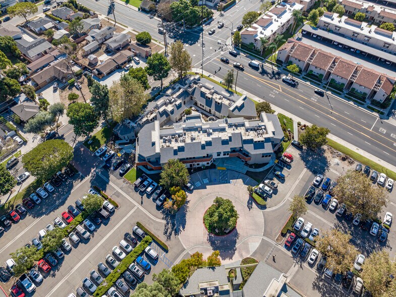 705 W La Veta Ave, Orange, CA à louer - Photo du bâtiment - Image 2 de 12