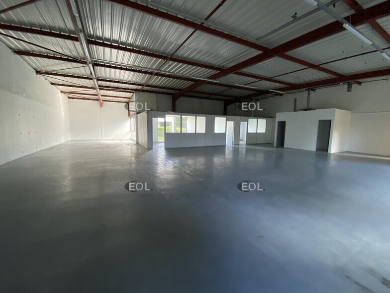 Flex in Villebon-sur-Yvette for lease - Interior Photo - Image 3 of 8