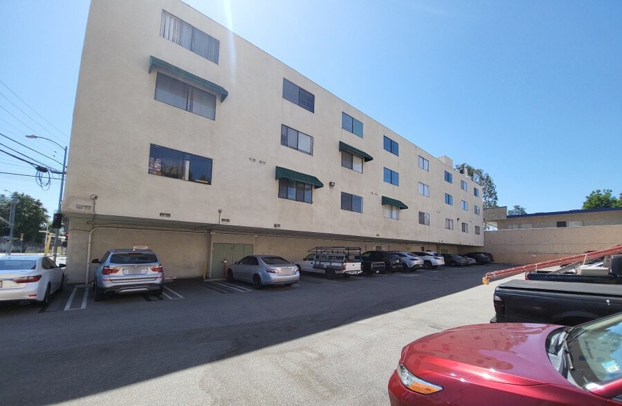 6047 Tampa Ave, Tarzana, CA à louer - Photo du bâtiment - Image 3 de 19