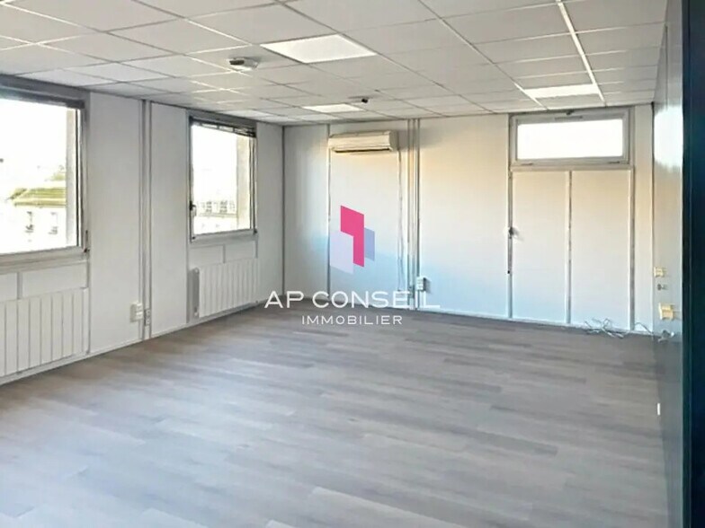 Office in Versailles for lease - Interior Photo - Image 3 of 7