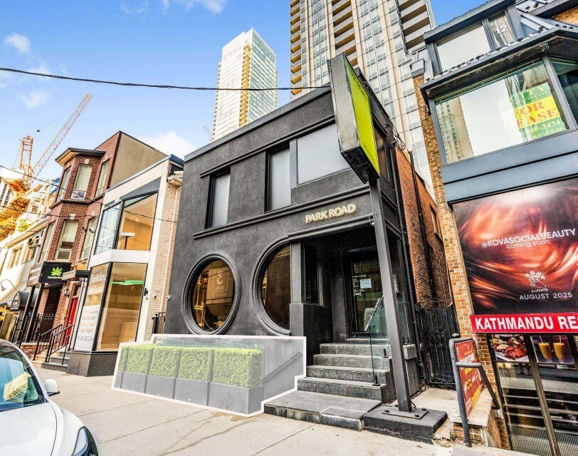 16 Cumberland St, Toronto, ON à louer Photo du bâtiment- Image 1 de 3