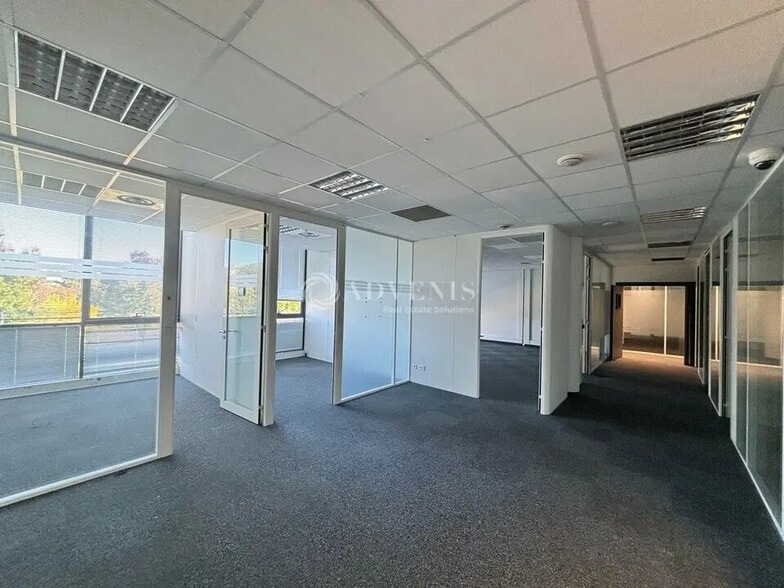 Office in Créteil for lease - Interior Photo - Image 3 of 12