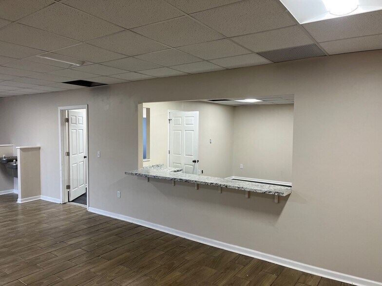 106 S Lafayette St, South Lyon, MI for sale - Interior Photo - Image 3 of 6