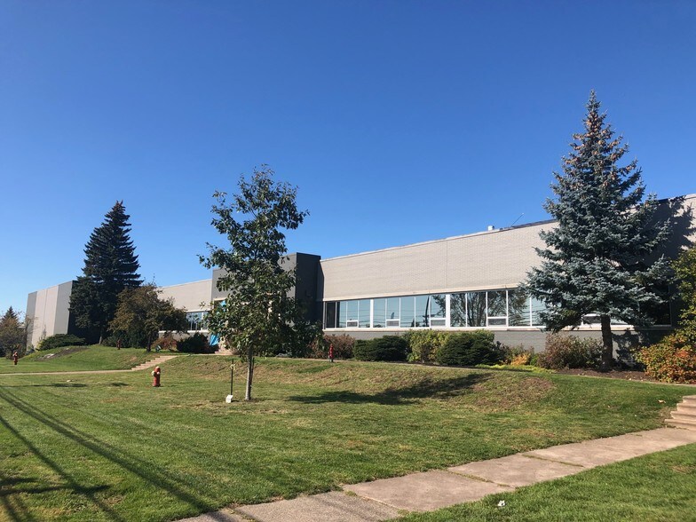 615 St George Blvd, Moncton, NB for sale - Primary Photo - Image 1 of 1